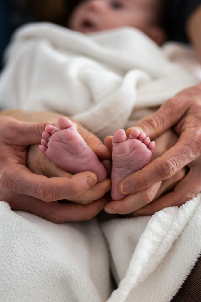 petits pieds de bebe pendant une seance photo famille