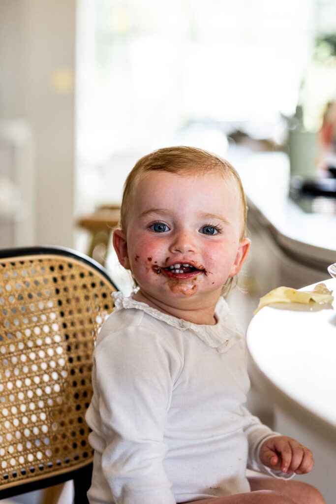 petite fille avec la bouche pleine de chocolat