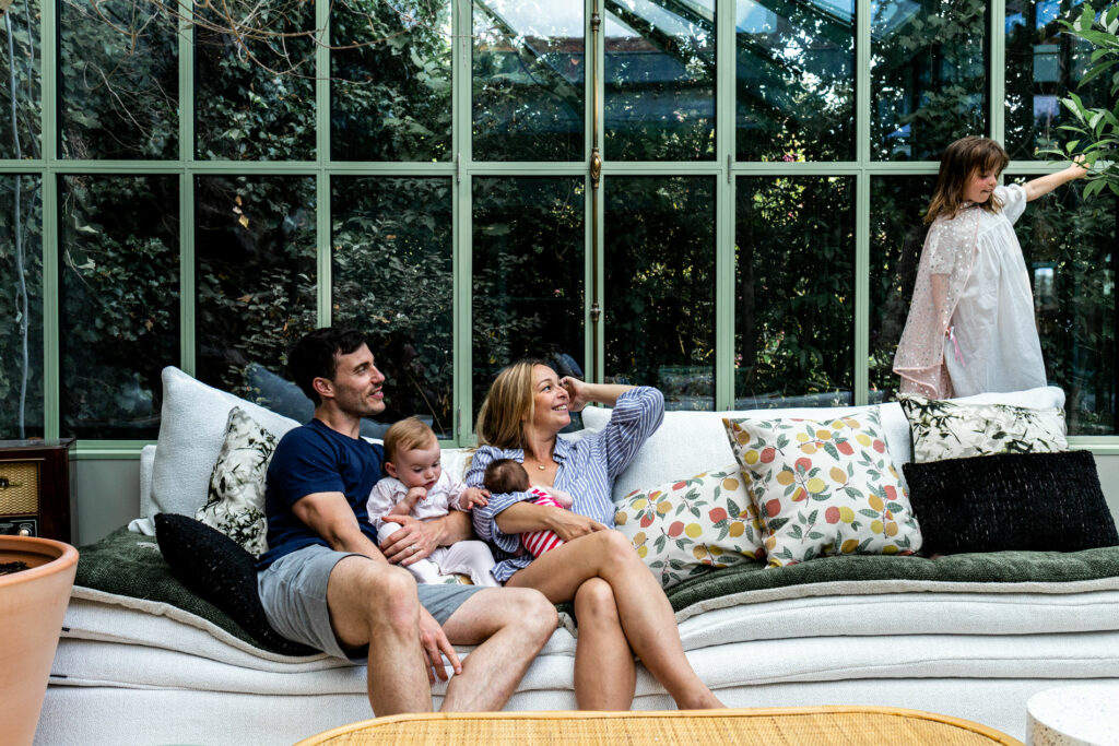 portrait de famille dans une belle verrière pendant une seance ou reportage photo famille a domicile a bordeaux par camille piovesan