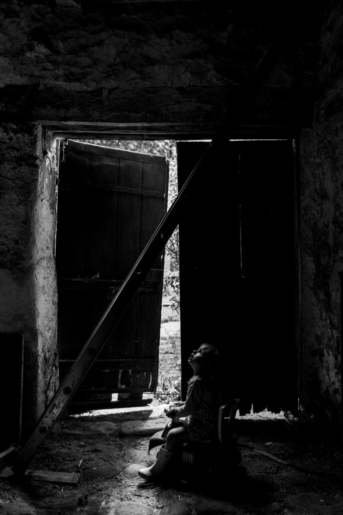 photo noir et blanc petit garcon sur son velo seance et reportage photo famille domicile fontainebleau