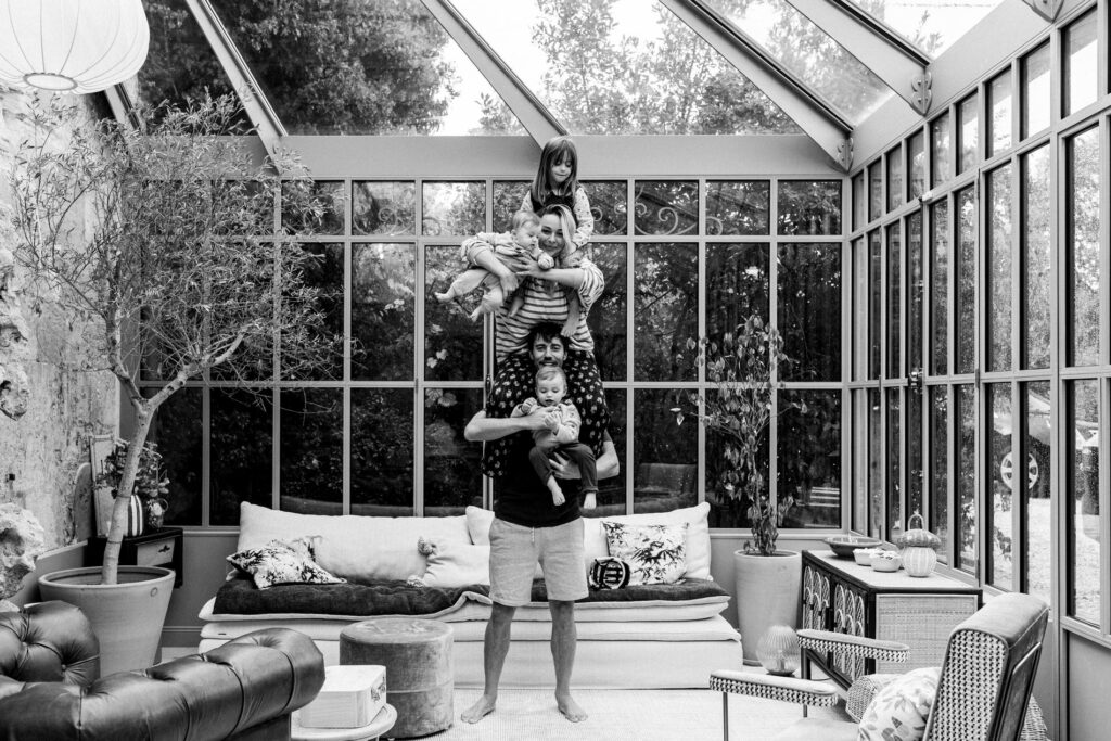 portrait de famille original Cindy Poumerol en reportage avec camille piovesan photographe fontainebleau