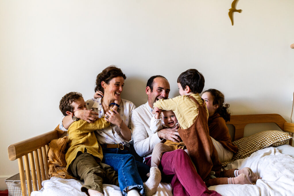 une famille avec quatre petits enfants se prenant dans les bras pendant une seance photo famille dans l oise
