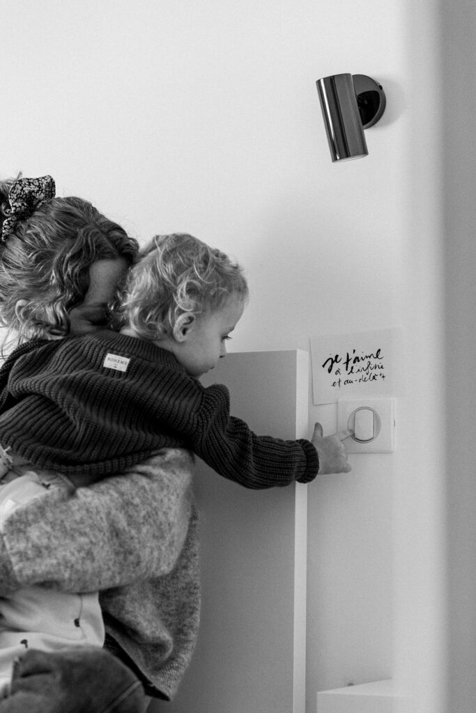 un petit garcon dans les bras de sa maman pendant une seance photo a fontainebleau avec camille piovesan