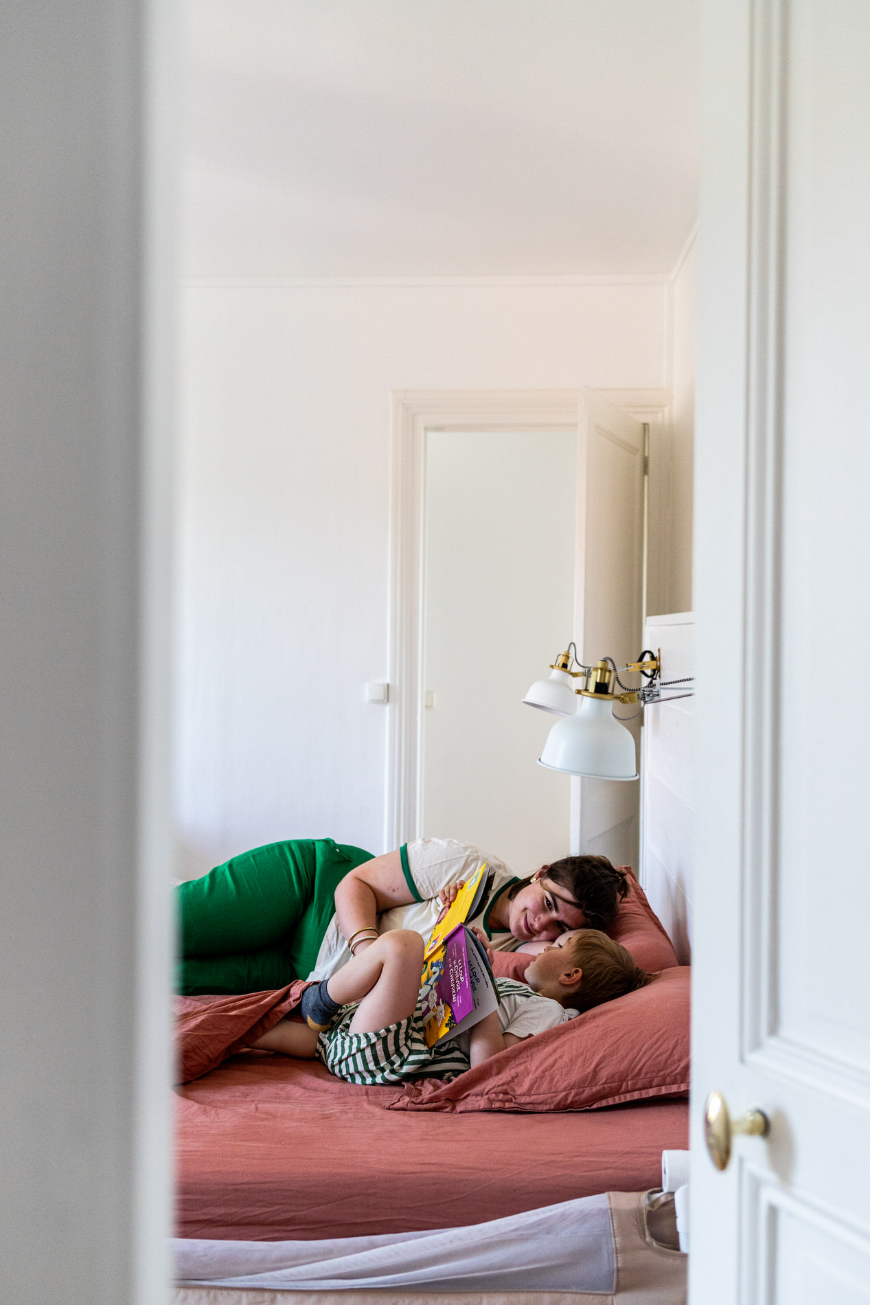 camille piovesan photographe fontainebleau avec son fils sur le lit