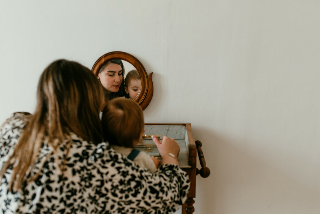 photo de camille piovesan et son fils pendant une seance photo famille a fontainebleau