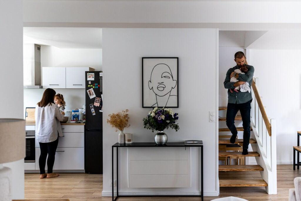 scene de vie dans une famille bordelaise pendant un reportage photo par camille piovesan