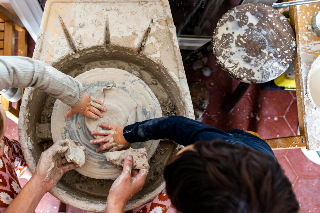 deux enfants et leur maman dans atelier ceramiste pendant le reportage de camille piovesan