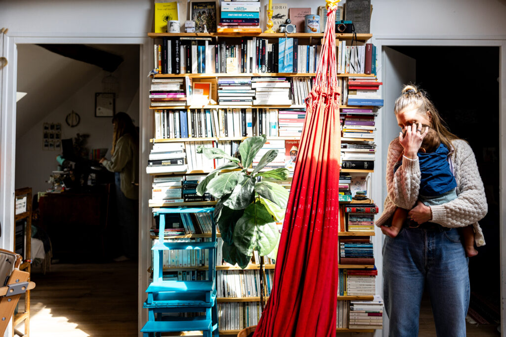 photo de maman et son fils dans leur appartement parisien par camille piovesan