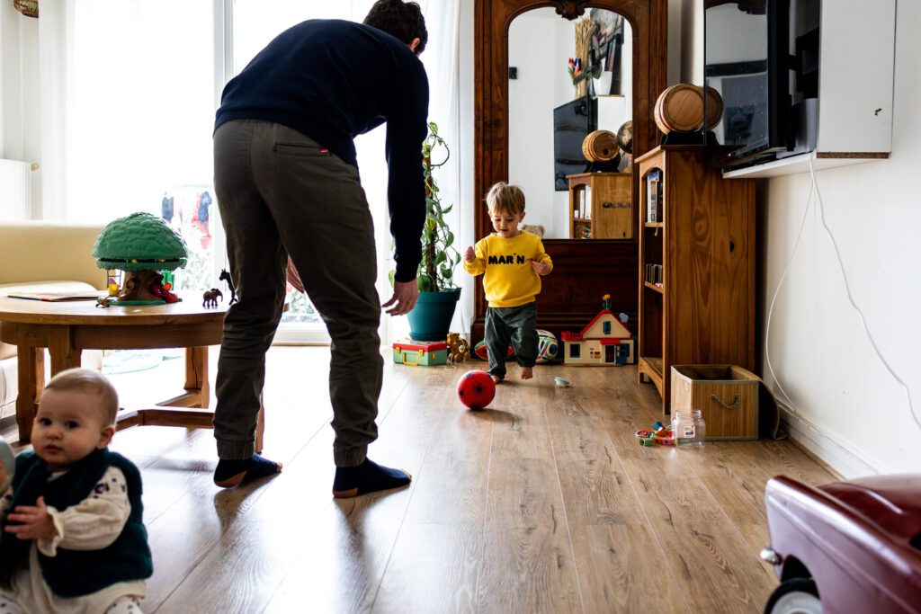 petit garcon jouant au foot avec son papa pendant un reportage du quotidien avec camille piovesan