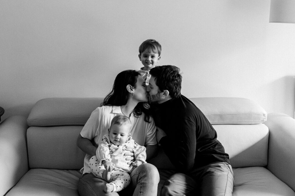 jolie photo de famille en noir et blanc pendant une seance photo famille a bordeaux avec camille piovesan