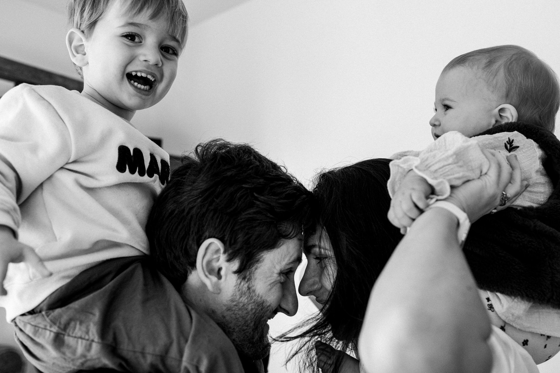 moment de jeu en famille pendant un reportage photo famille avec camille piovesan
