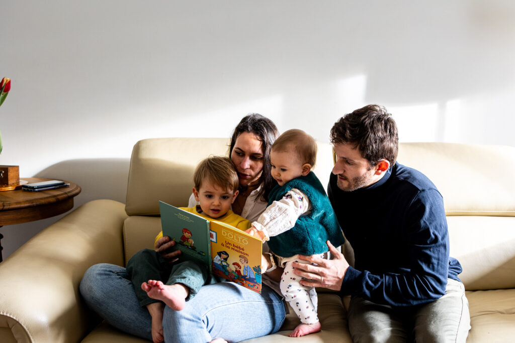 lire un livre en famille pendant les reportages photos famille a bordeaux