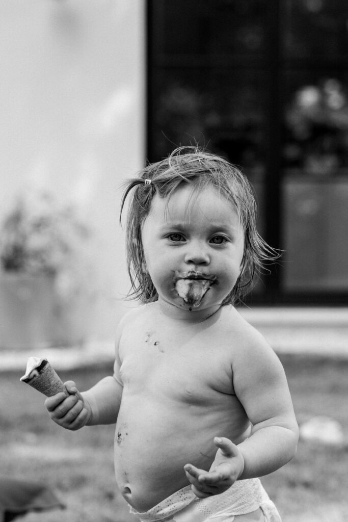 petite fille mangeant une glace avec le bas du visage recouvert de traces de glace