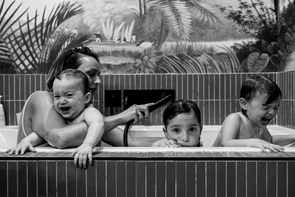 heure du bain dans une fratrie de trois soeurs pendant un reportage du quotidien a bordeaux chez cindy poum